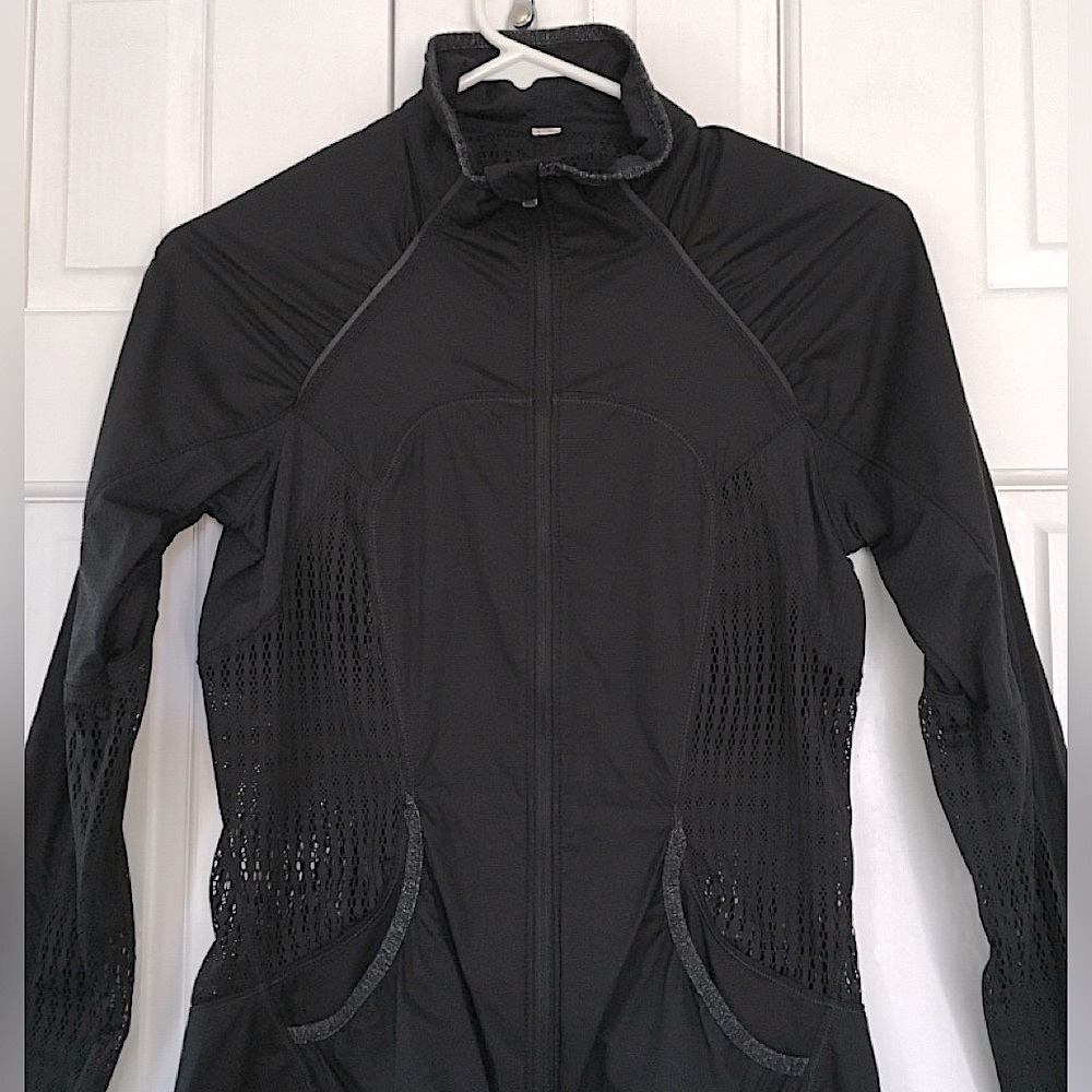 Lululemon Mesh Back Full Zip light weight Women’s Black Jacket Size 4